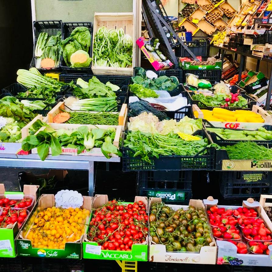 Immagine del banco di frutta e verdura di Oasi Verde